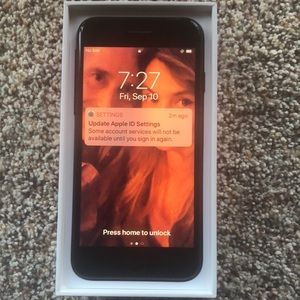 Apple iPhone 7 32GB Unlocked Black (Used) In Box
